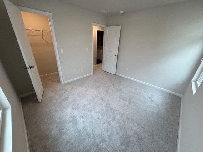 Building Photo - Move In Ready 5BR/2.5BA Home located near UNCC!