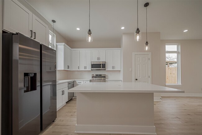 Building Photo - 918 St Clair St