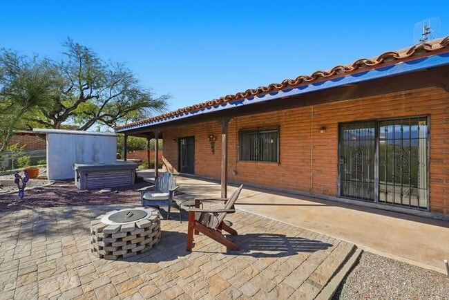 Building Photo - 770 N Lazy J Wy