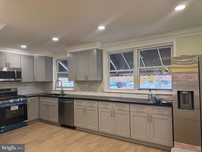 Building Photo - 441 W Shunk St