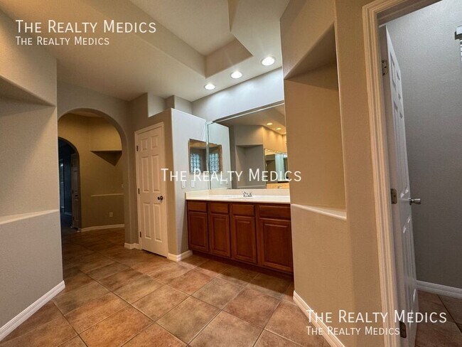 Building Photo - 2521 Roat Dr