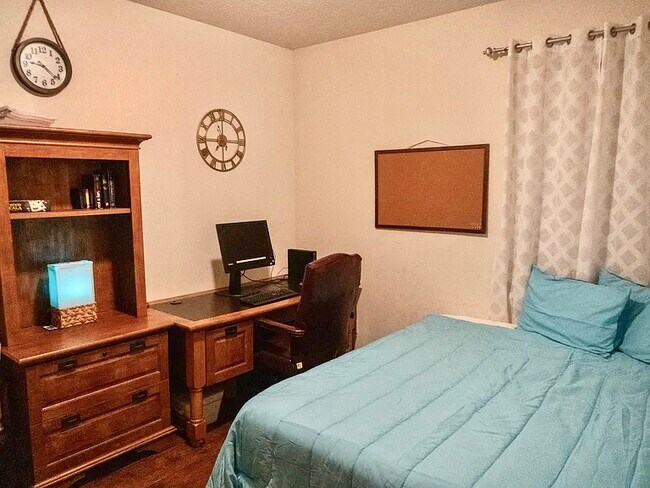 Downstairs Office/ Guestroom - 86280 Augustus Ave