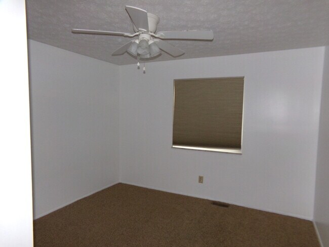 Building Photo - COMING SOON! 4 Bed 2.5 Bath Beavercreek Home!
