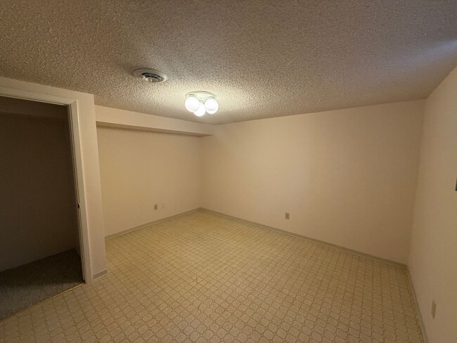 Building Photo - Large  two bedroom, two bathroom, pet friendly home!