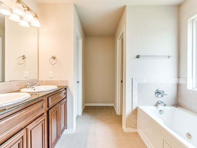 Building Photo - 2724 Busheywood Dr