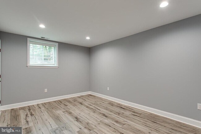 Building Photo - 43840 Bardmore Way
