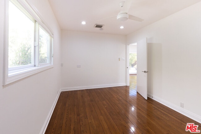 Building Photo - 5162 Lindley Ave