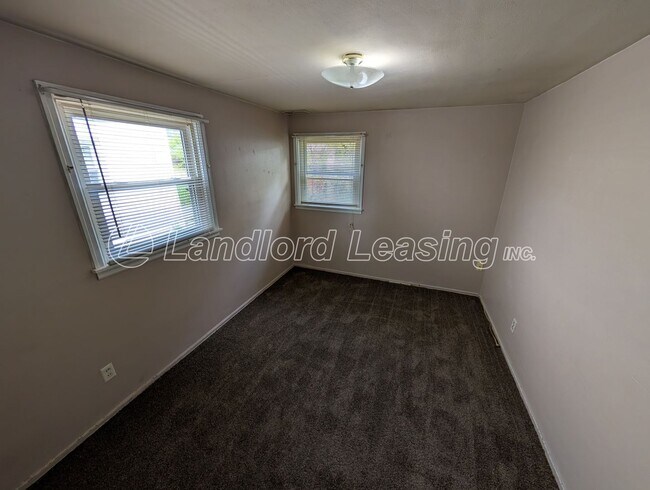 Building Photo - Quaint 3 Bedroom Home with Garage.