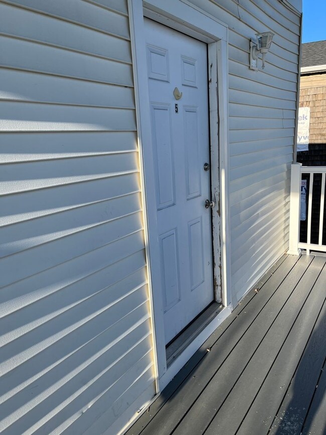 Building Photo - Sunny, Recently Refinished, One Bedroom Ap...
