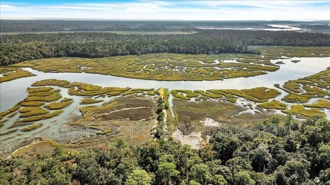 Building Photo - 14 Southwood Dr