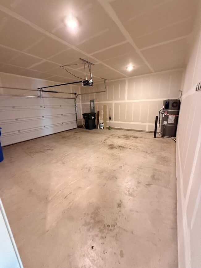 Building Photo - Newer single level 3 bed 2 bath home in NE Salem