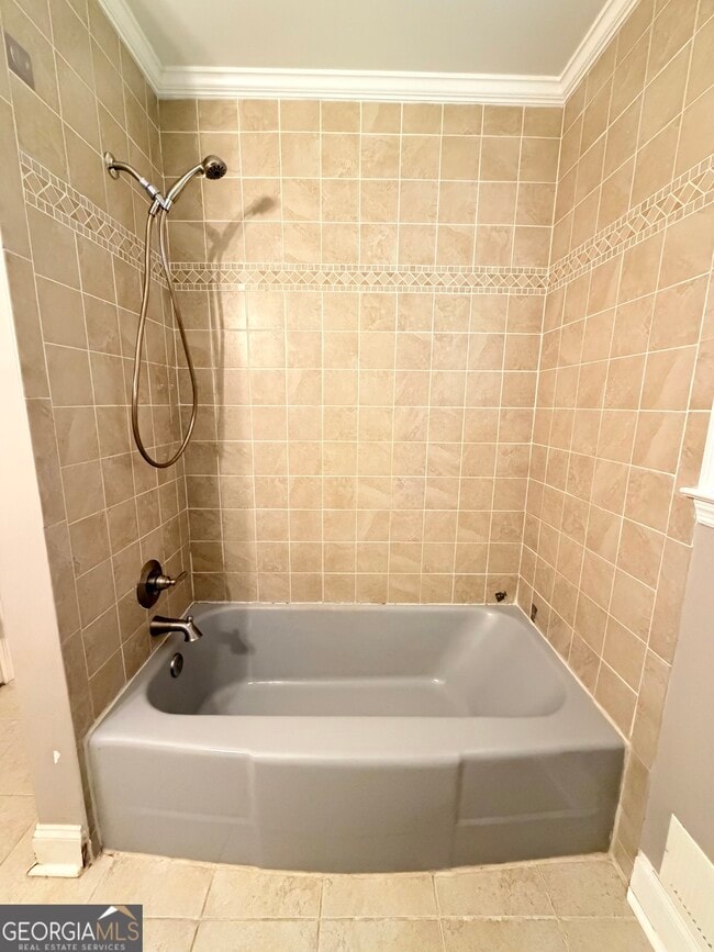 Building Photo - 560 Greencrest Dr