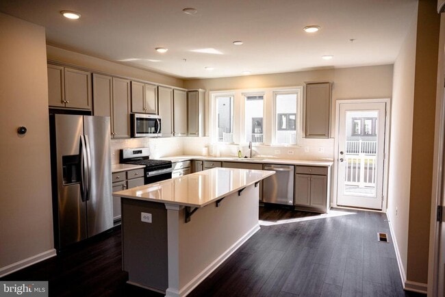 Building Photo - 238 Mainstream Dr