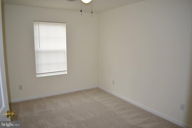 Building Photo - 2752 Roosevelt Dr