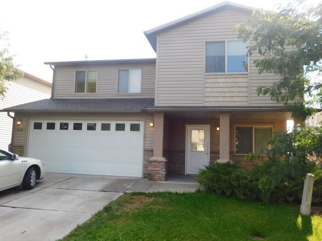 Primary Photo - Comfortable 4-Bedroom Home with Great Outd...