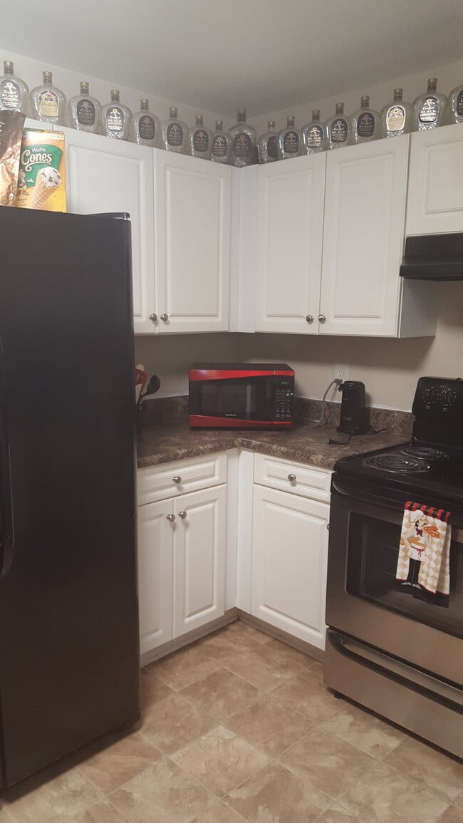 Building Photo - 2/1.5 End Unit Townhome close to downtown ...