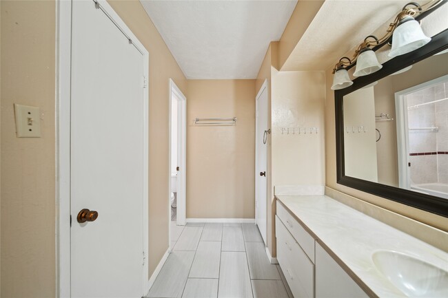 Building Photo - 10431 Odessa Dr
