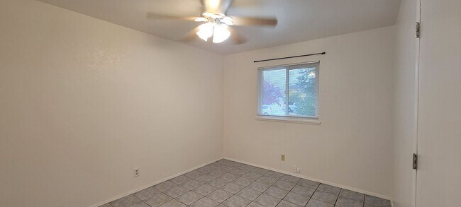 Building Photo - Quiet Cul de Sac With RV Parking in North Redding