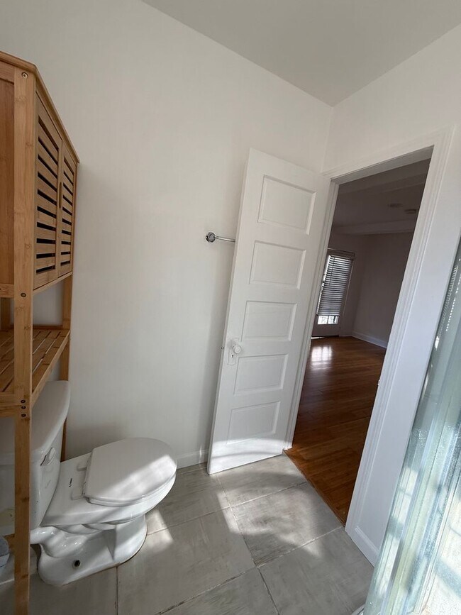 Building Photo - 6028 Eleanor Ave