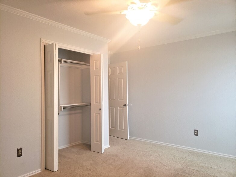 Building Photo - 8000 Pleasant Oaks Dr