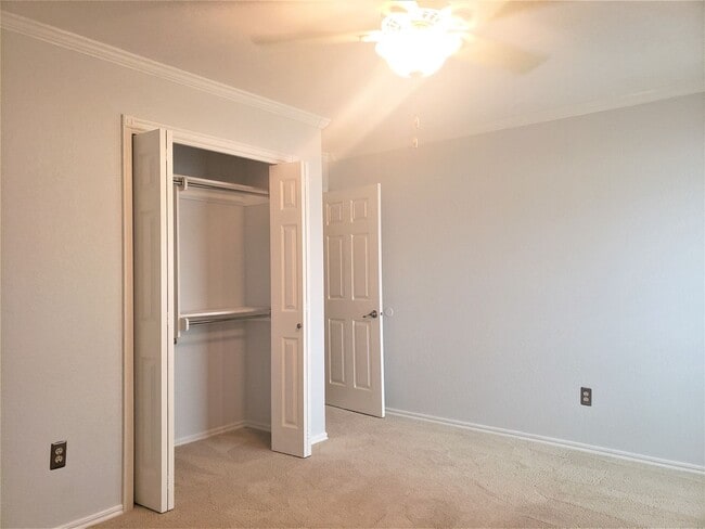 Building Photo - 8000 Pleasant Oaks Dr