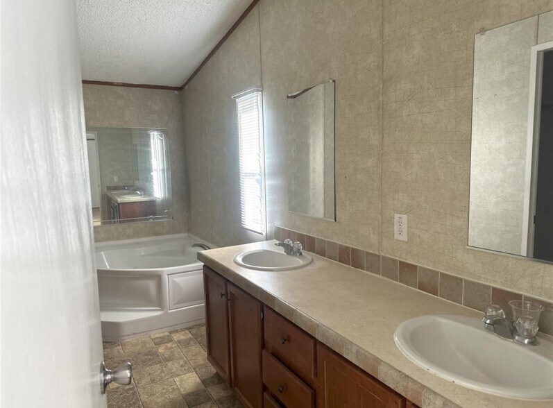 Master bathroom - 89 Pine Oak Ln
