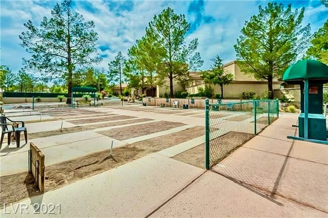 Building Photo - Very Cute 2-Bedroom/2-Bathroom + Den, Single Story Home in Sun City Summerlin! 55+