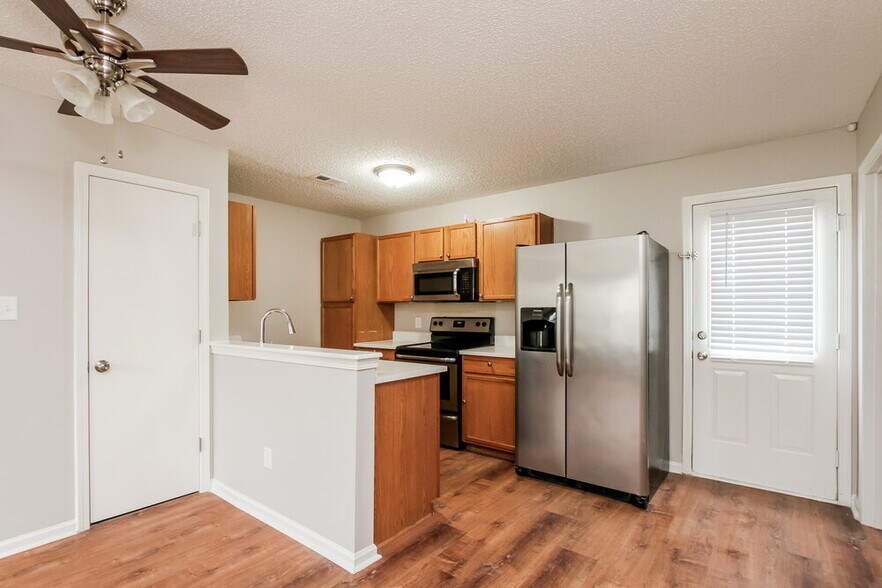 Building Photo - 5805 Greenway Vista Ln