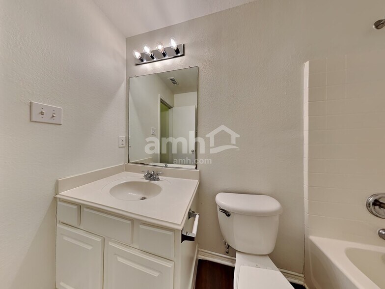 Building Photo - 6005 Stirrup Iron Dr