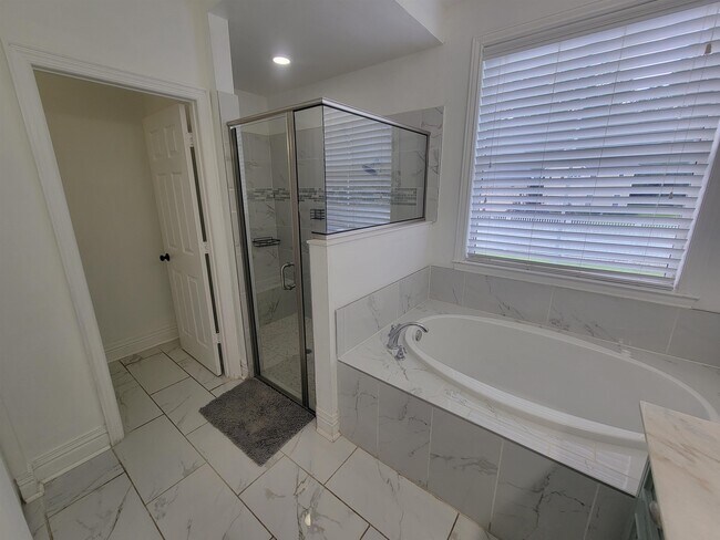 Building Photo - 3773 Overlook Dr