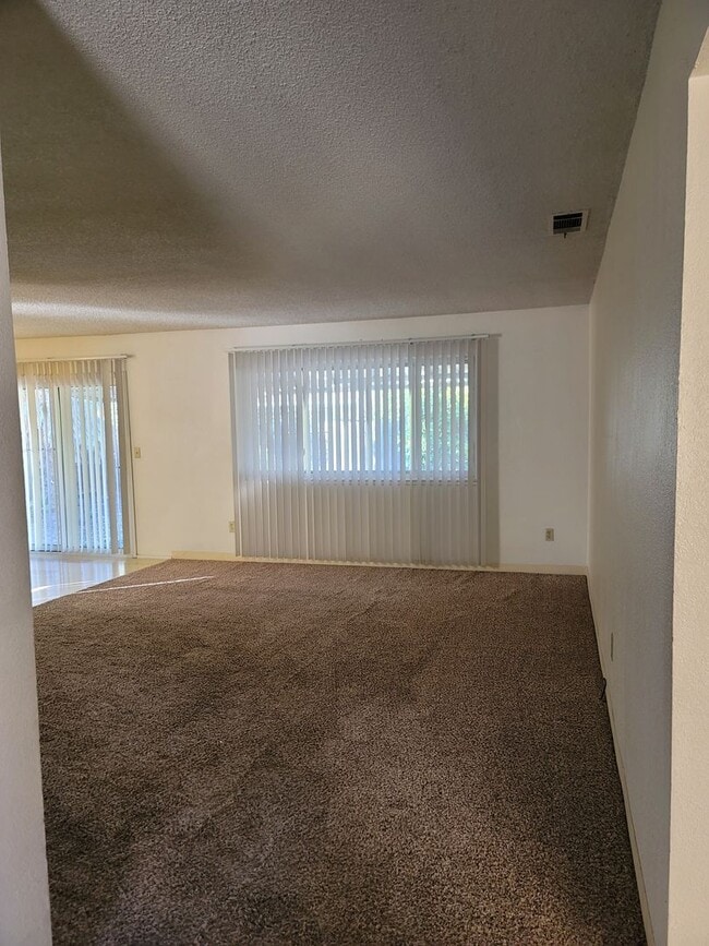 Building Photo - 1031 Fallbrook Dr