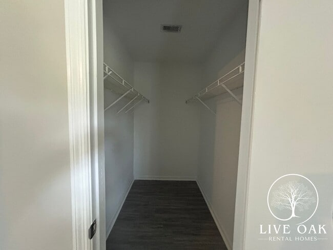Building Photo - MOVE IN SPECIAL: $500 OFF 1ST MONTH'S RENT!**