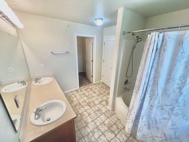 Building Photo - Spacious Condo Available Now!