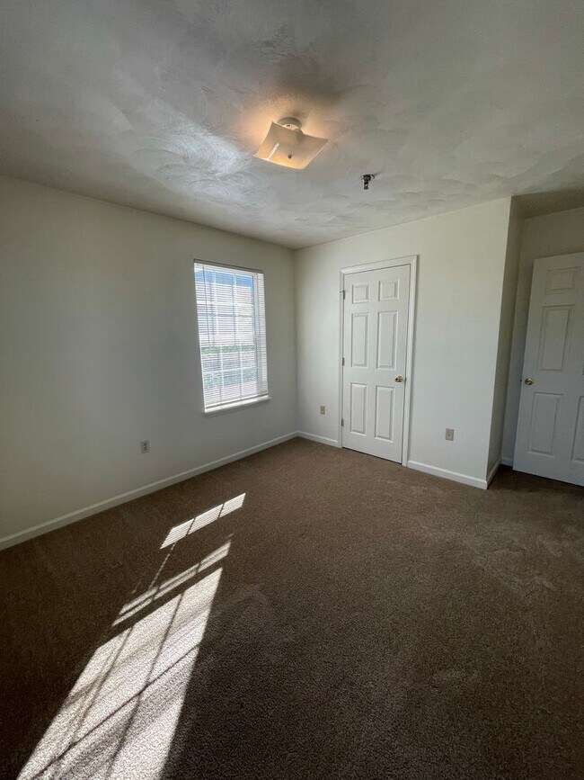 Building Photo - 4 Bedroom 2 Bathroom 2nd Floor