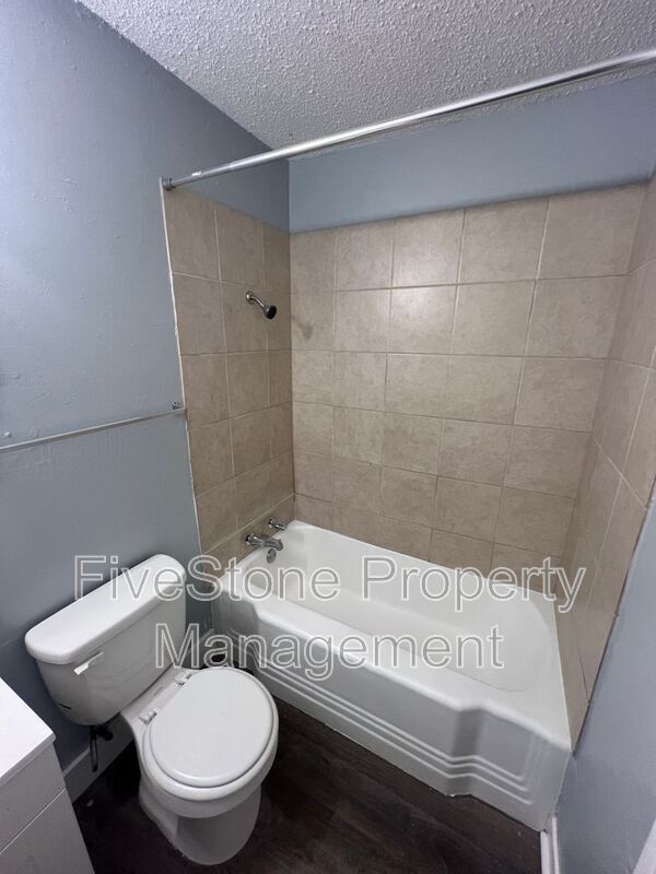 Building Photo - 1300 Robin Hood Ln