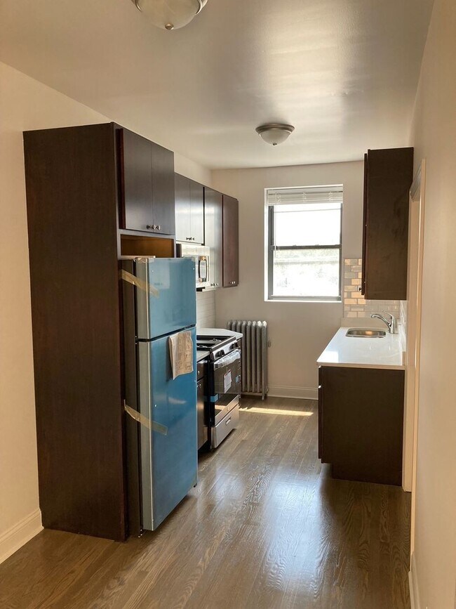 Building Photo - 2418 N Sawyer Ave