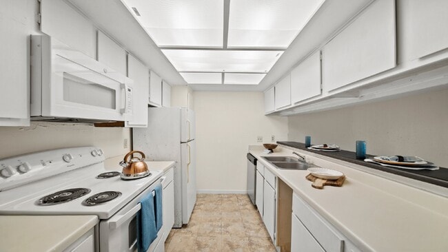 Building Photo - Ground Floor Condo Near the Medical Center!