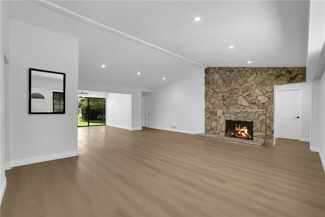 Building Photo - 325 W Le Roy Ave