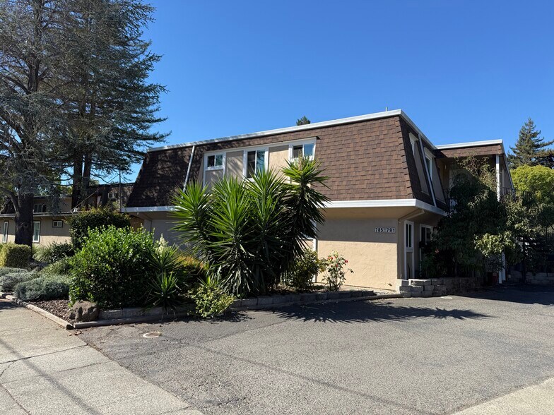 Building Photo - 789 S Freeway Dr