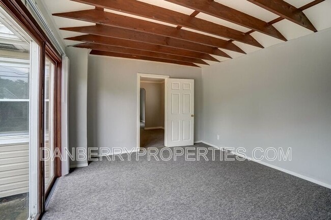 Building Photo - 1017 Searles Rd