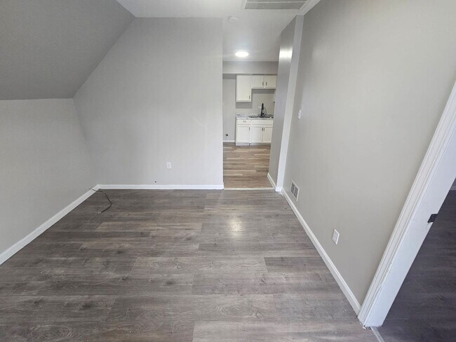 Building Photo - Charming Duplex Unit Near Downtown Cleveland