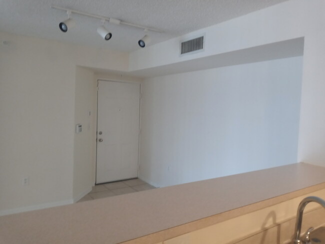 Building Photo - SPACIOUS 2BED/1DEN/2BATH