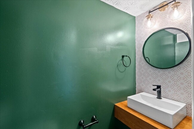 Building Photo - "Charming 2-Bed Townhouse with great upgra...