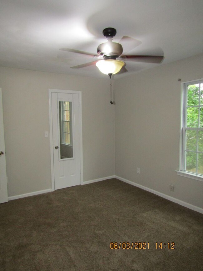 Building Photo - 17 Colonial Way