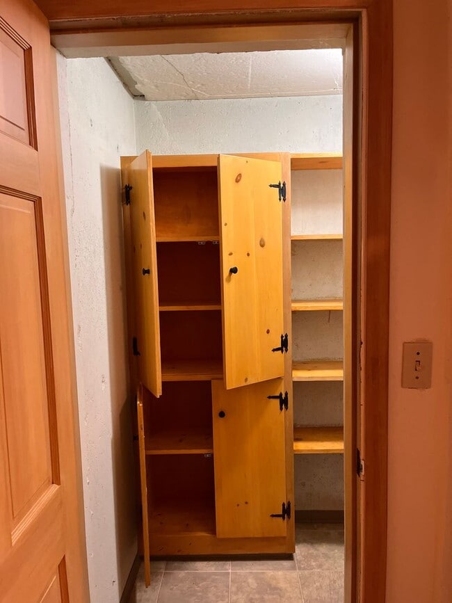 Building Photo - Spacious North Tacoma waterfront Unit with...