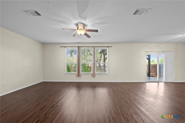Building Photo - 220 Hinge Creek