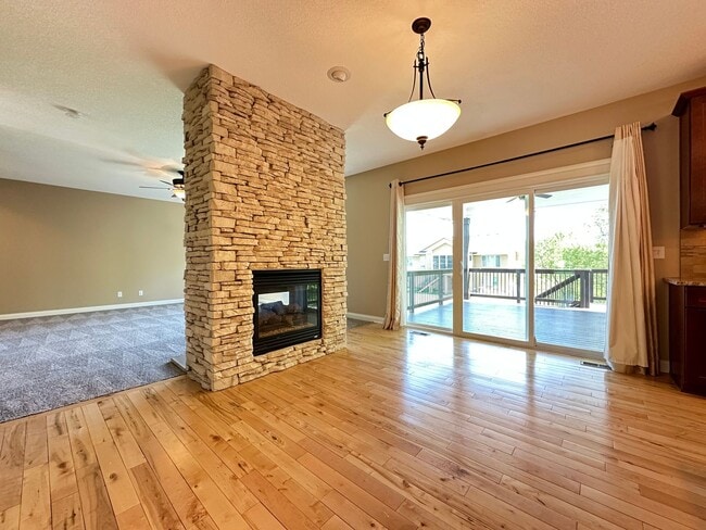 Building Photo - Astonishing 5 bedroom 3.5 Bath Home