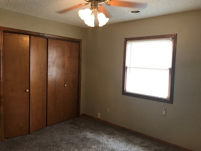 Building Photo - TALL CEILINGS! GREAT LOCATION!