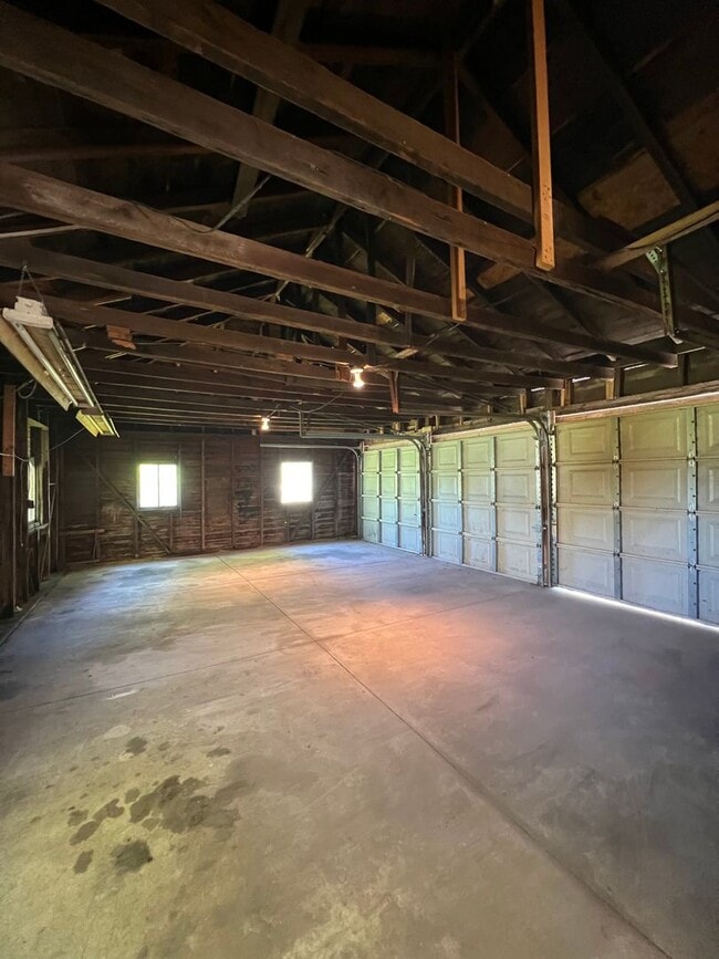 Building Photo - Spacious 4 Bedroom Home - Graafschap