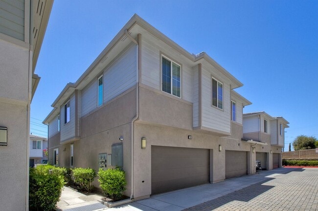 Building Photo - 3 Br/2.5 Ba townhome w Loft and 2 car atta...